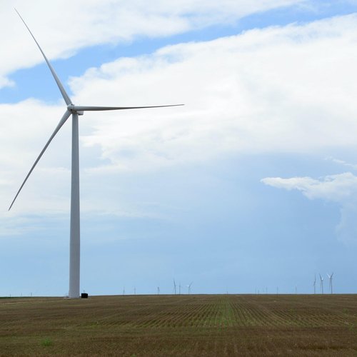 Windenergieanlage bei Tag