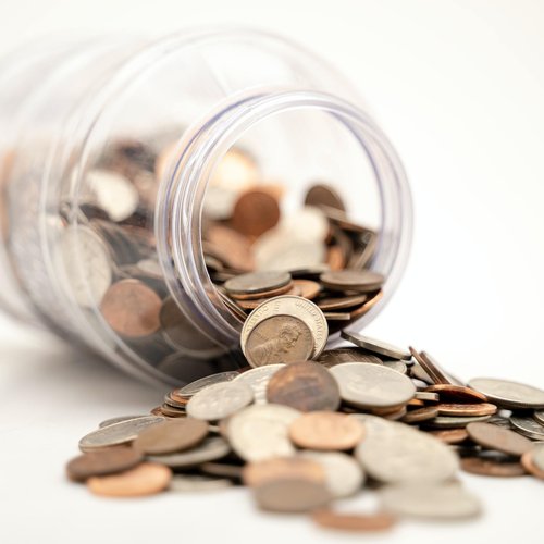 Geld f&auml;llt aus dem Glas heraus